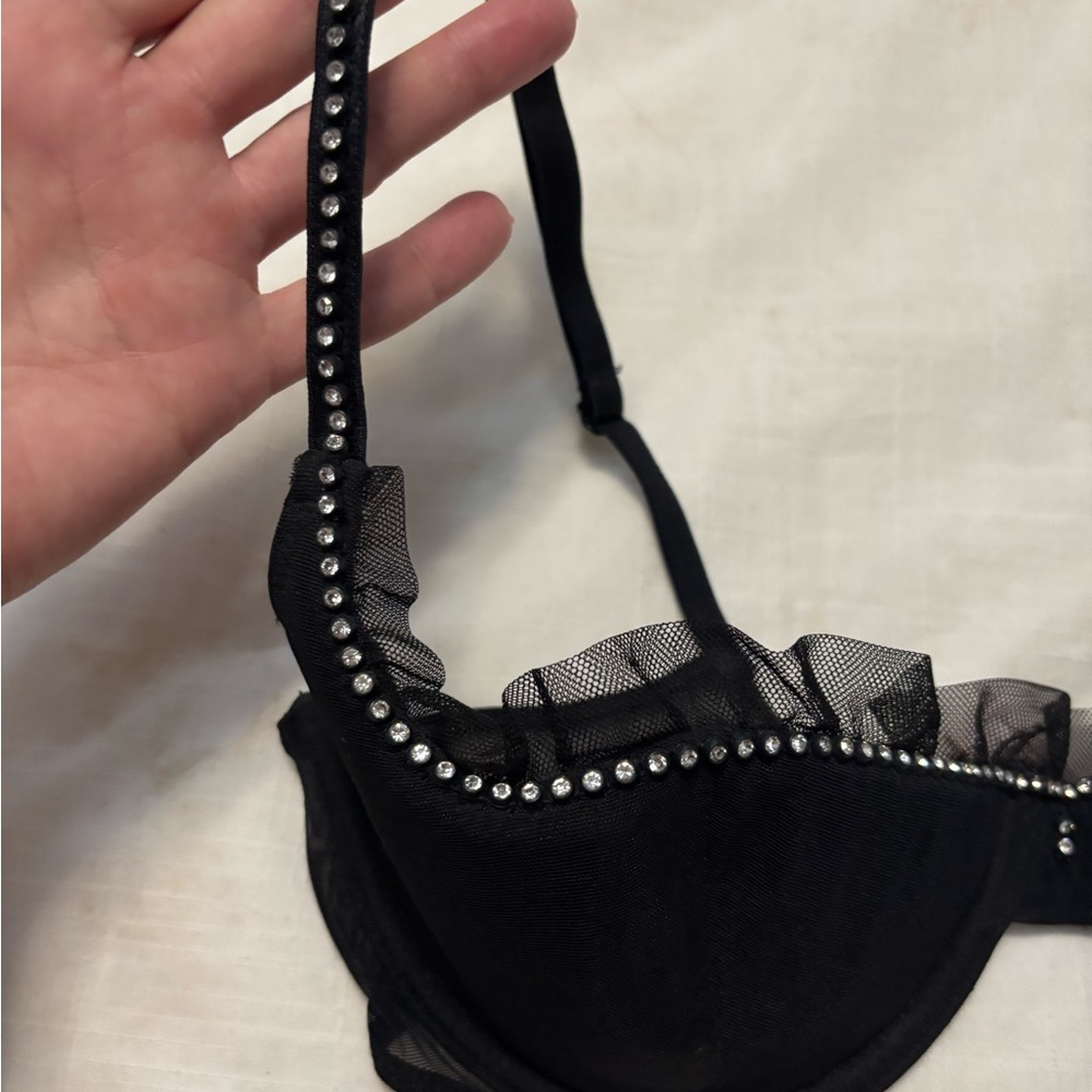 Elegant Black Bra with Ruffle Detail - Picture 2 of 6